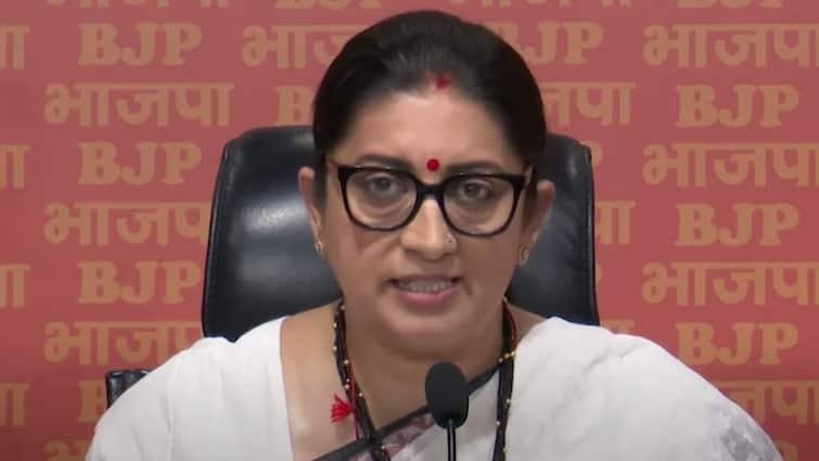 Former Minister Smriti Irani on National Conference and Congress Alliance in Jammu Kashmir Mention Article 370 'जम्मू-कश्मीर में दोबारा 370...' कांग्रेस और नेशनल कांफ्रेंस गठबंधन पर स्मृति ईरानी का हमला