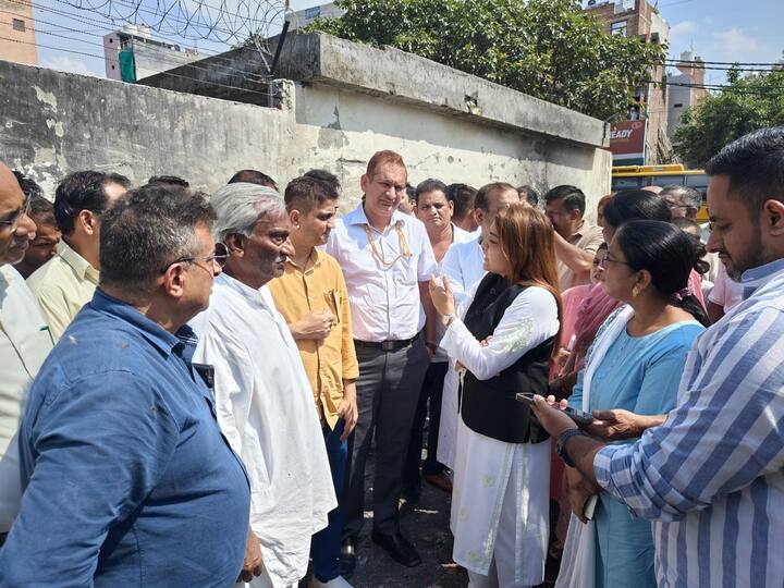 उन्होंने अधिकारियों को सख्त निर्देश देते हुए कहा कि ढलाव घरों से प्रतिदिन कूड़ा उठना चाहिए. जरूरी हो तो इसके लिए क्षेत्र में अतिरिक्त कर्मचारी लगाए जाएं. सफाई व्यवस्था को लेकर कोई कोताही नहीं हो.