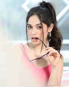 सोशल मीडियावर शाहरुखला टाकलं मागे, पडद्यावर श्रद्धा कपूरची छोटी बहीण झाली, 'ही' सुंदर अभिनेत्री आहे तरी कोण?