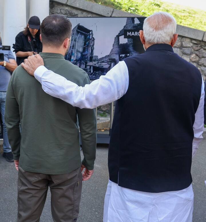 ఆ భవనం బయట ఏర్పాటు చేసిన బోర్డ్‌లను చూస్తూ మోదీ విచారం వ్యక్తం చేశారు. జెలెన్‌స్కీ మోదీ పక్కనే నిలబడ్డారు. ఆ తరవాత భవనంలో యుద్ధానికి సంబంధించిన ప్రత్యేకంగా వీడియో ప్రదర్శించారు. ఆ వీడియో చూసిన మోదీ మృతులకు నివాళులు అర్పించారు.