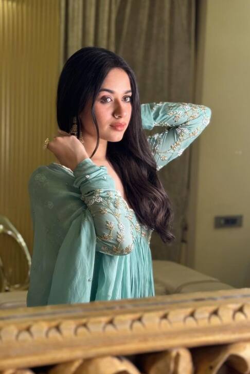 हम जिस एक्ट्रेस की बात कर रहे हैं वह कोई और नहीं बल्कि जन्नत जुबैर रहमानी हैं. जन्नत आज टीवी की मोस्ट पॉपुलर एक्ट्रेस हैं. हालांकि जन्नत ने 7 साल की उम्र में काम करना शुरू कर दिया था और 9 साल की उम्र तक वह एक स्टार बन गई थीं.  22 साल की उम्र में, वह शाहरुख खान, ऐश्वर्या राय सहित बॉलीवुड के कई ए-लिस्टर्स से ज्यादा फेमस हैं.