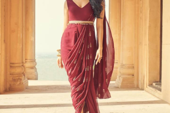 अगर आप इस जन्माष्टमी पर सबसे अलग दिखना चाहती हैं, तो श्रद्धा कपूर की ये धोती पैटर्न साड़ी पहन सकती हैं. ये आप पर बहुत अच्छी लगेगी.