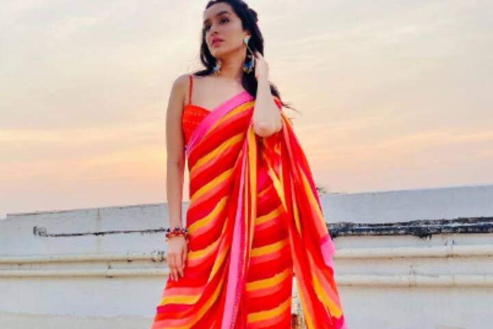 कृष्ण जन्माष्टमी पर अगर आप रेड और येलो कांबिनेशन वाली साड़ी पहनना चाहती हैं,  तो श्रद्धा कपूर की ये लहरिया साड़ी ट्राई कर सकती हैं.