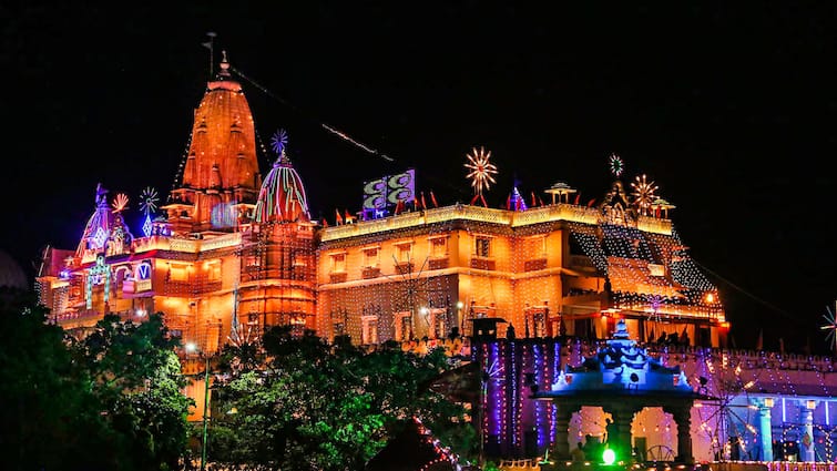 Janmashtami 2024 Sri Krishna Janmashtami celebrations decorated temple on the occasion Janmashtami 2024: मथुरा में श्रीकृष्ण जन्माष्टमी की तैयारियां तेज, जन्मोत्सव से पहले सजने लगी कान्हा की नगरी