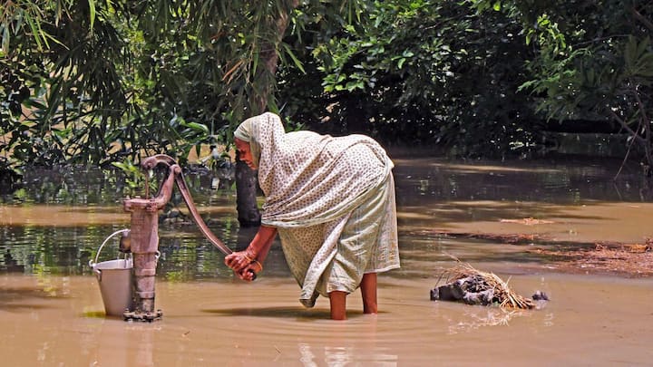 রাজ্যে বজ্রবিদ্যুৎ-সহ বৃষ্টির দাপট চলবে। সপ্তাহান্তে বৃষ্টি বাড়বে দক্ষিণবঙ্গে। নিম্নচাপ ও ঘূর্ণাবর্তের জোড়া ফলায় সমুদ্র উত্তাল হওয়ার আশঙ্কা রয়েছে। জানাল আবহাওয়া দফতর।