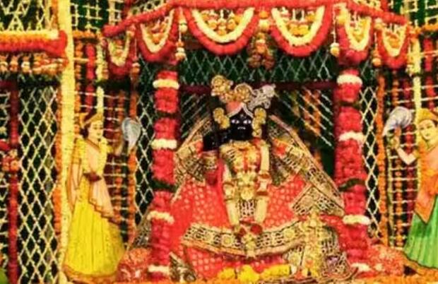 બાંકે બિહારીજીના દર્શન ભક્તોને થોડા થોડા સમયે થાય છે. આ માટે બાંકે બિહારીજીની સામે વારંવાર પડદો પાડવામાં આવે છે.