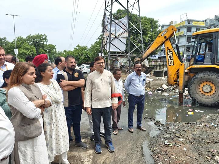 वहीं, बिंदापुर में और भी भयावह स्थित देखने को मिली, जहां कोई साफ-सफाई नहीं है. साथ ही मलबा संग्रहण साइट पर मलबे के ढेर प्लास्टिक की शीट से ढक कर जमा किया हुआ है जबकि उसी साइट के किनारे नाले में कचरा भरा हुआ है.