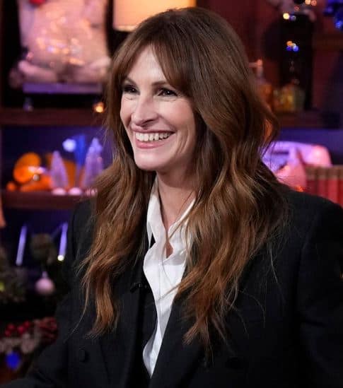 हॉलीवुड एक्ट्रेस जूलिया रॉबर्ट्स भी अमीरी के मामले में पीछे नहीं हैं. इनके पास हवाई में प्राइवेट आइलैंड है जिसके बारे में इन्होंने कई बार बताया है.