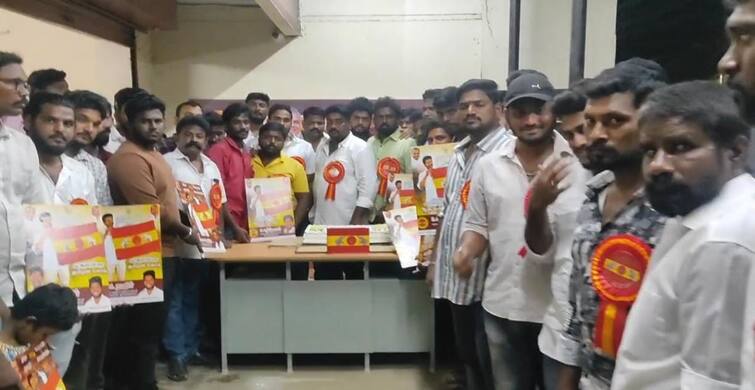In Madurai, 15 kg cake was cut and celebrated the release of the flag TVK Vijay :மதுரையில் 15 கிலோ கேக் வெட்டி கொடி வெளியீட்டை கொண்டாடிய த.வெ.க கட்சியினர் !