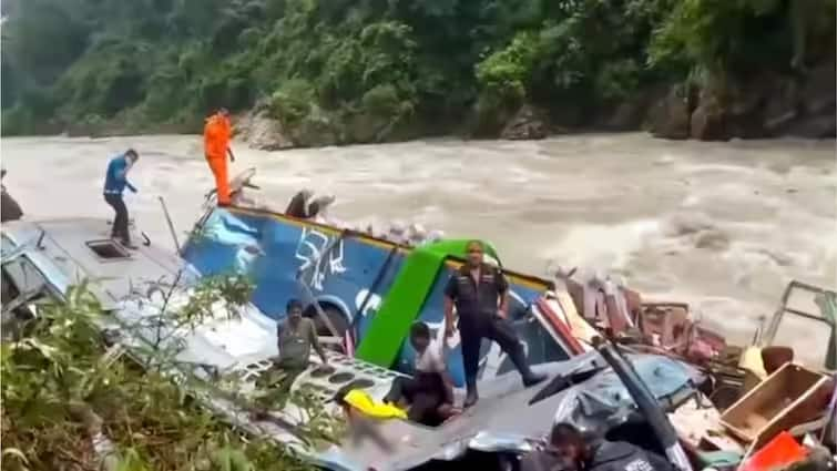 Nepal Bus Accident Jalgaon 14 People  Killed  After Bus From India Falls In River जळगाववर दु:खाचा डोंगर, एकाच तालुक्यातील 14  भाविकांचा मृत्यू;  गावात महिलांनी फोडला टाहो