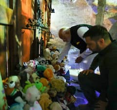 PM Narendra Modi : राष्ट्राध्यक्ष झेलेन्स्कीच्या खांद्यावर नरेंद्र मोदींचा हात, युक्रेनमध्ये भक्कम साथ; युद्धातील मृतांना श्रद्धांजली