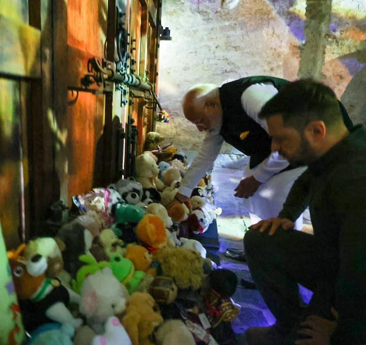 येथे त्यांनी राष्ट्राध्यक्ष वोलोडिमिर झेलेन्स्की यांची भेट घेतली. त्यानंतर दोन्ही नेते युक्रेनच्या राष्ट्रीय संग्रहालयात पोहोचले, जिथे त्यांनी युद्धात मारल्या गेलेल्या मुलांना श्रद्धांजली वाहिली.