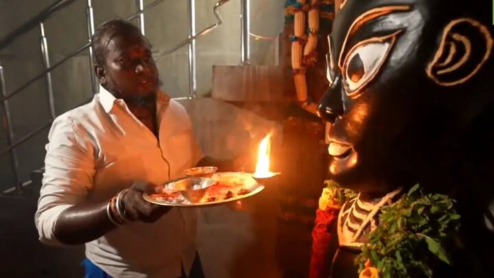 कभी आपने देखा है कि कोई इंसान किसी एलियन की पूजा कर रहा है? बिल्कुल सही पढ़ा आपने… तमिलनाडु के एक शख्स ने एक एलियन का मंदिर बनवा दिया है और प्रतिदिन उसकी पूजा भी करता है.