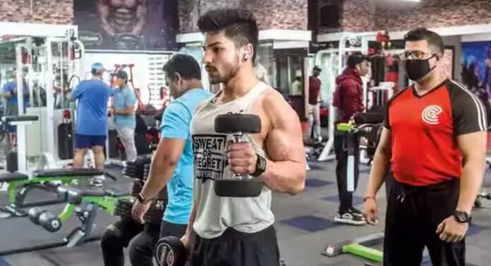 જિમમાંથી એવા સમાચારો આવતા રહે છે કે કોઈના માથા પર ડંબલ પડી ગયું છે. જેના કારણે કોઈને ઈજા થઈ હતી