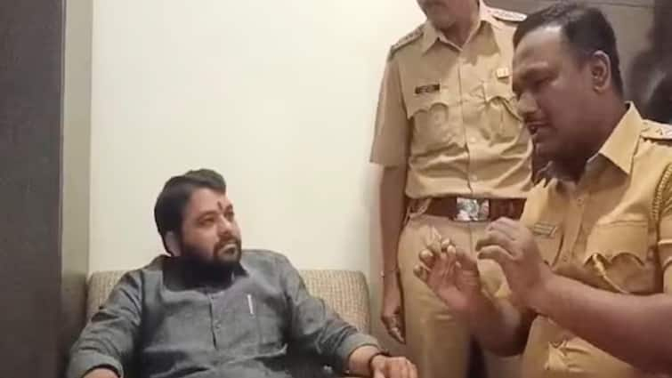 Farmers leader Ravikant Tupkar detained by police before he started protesting at CM Eknath Shinde Varsha bungalow Maharashtra Marathi News मोठी बातमी : रविकांत तुपकरांना पोलिसांनी घेतलं ताब्यात, 'वर्षा'वर आंदोलनाआधीच उचललं