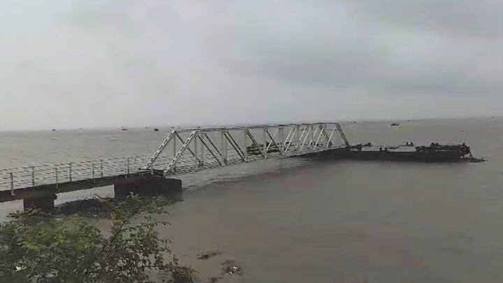 ধীর গতিতে তা পশ্চিমের দিকে এগোচ্ছে। বাংলার ওপর দিয়ে তা ঝাড়খণ্ডের দিকে যাবে। আগামীকাল ভারী বৃষ্টির আশঙ্কা রয়েছে কলকাতা-সহ দুই ২৪ পরগনা ও দুই মেদিনীপুরে।