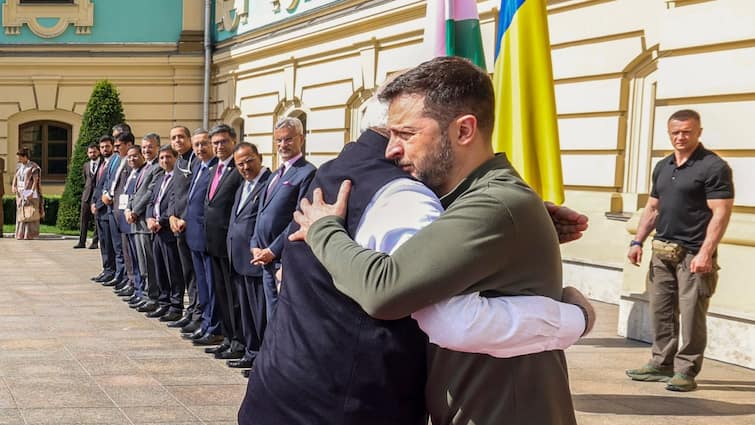 EAM S Jaishankar on Narendra Modi hug Volodymyr Zelenskyy Vladimir Putin PM Modi Ukraine Visit Jaishankar Cites ‘Cultural Gap’ As He Defends PM Modi’s Hug Diplomacy With Putin, Zelenskyy — WATCH