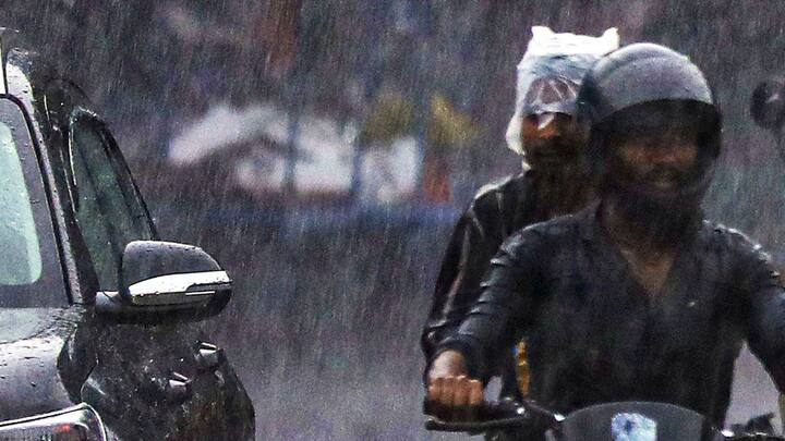সাগরের সমুদ্রতটের ভাঙন ঘুরে দেখছেন সুন্দরবন উন্নয়ন মন্ত্রী বঙ্কিম হাজরা।