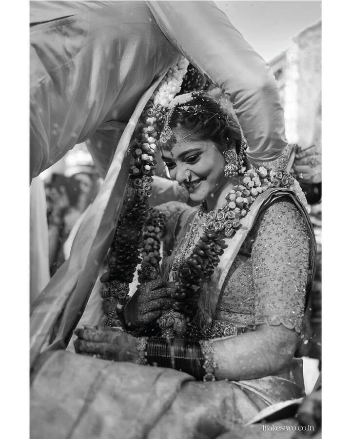 తొలి సినిమా సమయంలోనే ఇద్దరూ ప్రేమలో పడ్డారు. ఐదేండ్ల ప్రేమాయణం తర్వాత పెళ్లి చేసుకున్నారు. Photo Credit: Kiran Abbavaram/Instagram