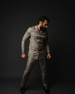 छोटी सी उम्र में छूटा मां का साथ...फिर स्टेशन पर काटी रातें, आज पॉपुलर एक्टर है बिग बॉस का ये कंटेस्टेंट