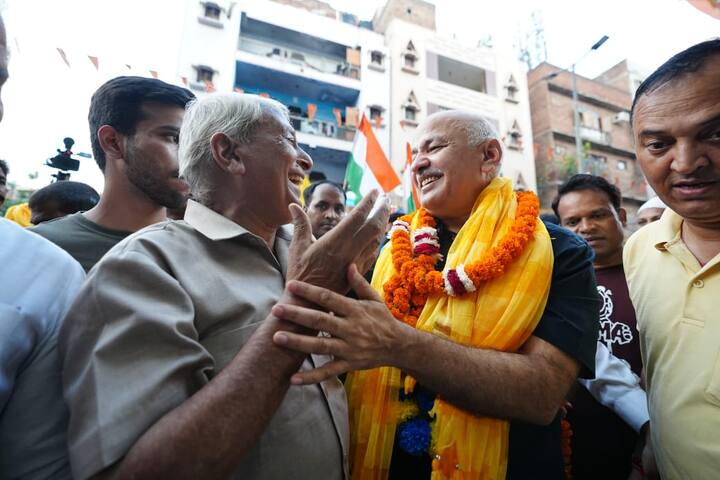 मनीष सिसोदिया ने कहा कि उन्होंने मुझे जेल में डाल दिया, जबकि मैं दिल्ली के स्कूलों का निर्माण कर रहा था, शिक्षकों को विदेशों में प्रशिक्षण के लिए भेज रहा था, बच्चों के बीच जाता था, सरकारी स्कूलों को सुधार रहा था और प्राइवेट स्कूलों की फीस नहीं बढ़ने दे रहा था. अरविंद केजरीवाल के मार्गदर्शन में शिक्षा क्रांति के क्षेत्र में काम कर रहा था. उन्होंने कहा कि मुख्यमंत्री केजरीवाल स्कूलों के साथ-साथ अस्पताल भी ठीक करवा रहे थे. लोगों के बिजली बिल जीरो करवा रहे थे. पूरे देश में दिल्ली और पंजाब के अलावा कहीं बिजली मुफ्त नहीं है. देशभर में बसों के टिकट महंगे हो रहे हैं, लेकिन हमने आते ही सारी महिलाओं के लिए बस की यात्रा मुफ्त कर दी. लेकिन बीजेपी को लगा कि अगर अरविंद केजरीवाल इसी तरह काम करते रहे, तो उसकी जुमले की राजनीति बंद हो जाएगी और लोग जुमलों पर भरोसा नहीं करेंगे. इसलिए उसने केजरीवाल को जेल में भेजने की साजिश रची.