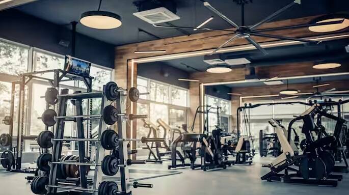 Gym Rules For Negligence: જિમમાંથી એવા સમાચારો આવતા રહે છે કે કોઈના માથા પર ડંબલ પડી ગયું છે. જેના કારણે કોઈને ઈજા થઈ હતી. જો તમારી ભૂલને કારણે આવું થાય છે તો તમારે જેલમાં જવું પડી શકે છે. ઘણા લોકોને જિમમાં જવાનો શોખ હોય છે. ભારતમાં કરોડો લોકો દરરોજ જિમમાં જાય છે. પરંતુ ઘણા લોકો જિમના નિયમો વિશે જાણતા નથી.