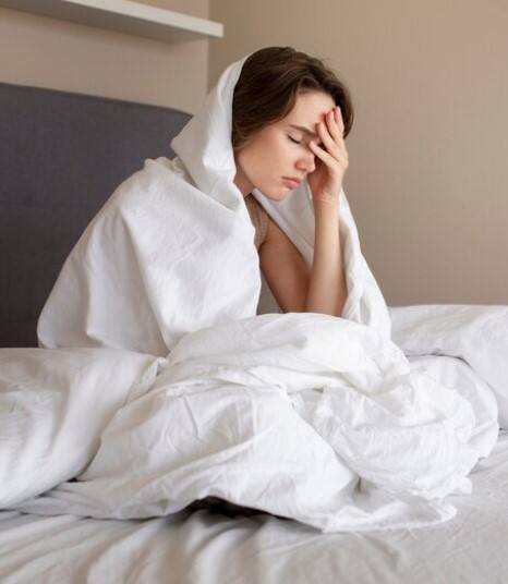 Overthinker ਦਾ ਮਤਲਬ ਹੈ ਹਰ ਚੀਜ਼ ਬਾਰੇ ਬਹੁਤ ਜ਼ਿਆਦਾ ਸੋਚਣਾ। ਬਹੁਤ ਜ਼ਿਆਦਾ ਸੋਚਣਾ ਉਦੋਂ ਹੁੰਦਾ ਹੈ ਜਦੋਂ ਤੁਸੀਂ ਕਿਸੇ ਚੀਜ਼ ਬਾਰੇ ਚਿੰਤਤ ਹੋਣ ਲੱਗਦੇ ਹੋ ਅਤੇ ਬਹੁਤ ਸਾਰੇ ਵਿਚਾਰ ਤੁਹਾਡੇ ਆਲੇ ਦੁਆਲੇ ਘੁੰਮਣ ਲੱਗ ਪੈਂਦੇ ਹਨ, ਜਿਨ੍ਹਾਂ ਦਾ ਕੋਈ ਅੰਤ ਨਹੀਂ ਹੁੰਦਾ। ਤੁਸੀਂ ਰਿਸ਼ਤਿਆਂ, ਕੰਮ, ਸਿਹਤ ਅਤੇ ਹੋਰ ਬਹੁਤ ਸਾਰੀਆਂ ਚੀਜ਼ਾਂ ਬਾਰੇ ਜ਼ਿਆਦਾ ਸੋਚ ਰਹੇ ਹੋਵੋਗੇ।