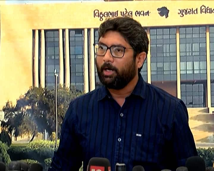 Jignesh Mevani was expelled from the gujarat Assembly House Gandhinagar: જીગ્નેશ મેવાણીએ જસદણની બાળાના બળાત્કારની વાત કરતા જ વિધાનસભામાં મચ્યો હોબાળો, અધ્યક્ષે ધારાસભ્યને બહાર કાઢ્યા