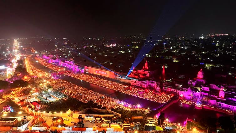 Ayodhya Ram Mandir Grand Deepotsav a record Lighting 25 lakh lamps 2024 Year After Ramlala ANN अयोध्या में  इस बार 25 लाख दीप जलाकर होगा भव्य दीपोत्सव, रामनगरी में दिखेगी त्रेता युग की झलक