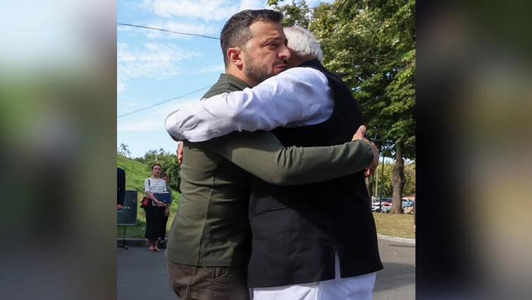 PM Modi hugs Ukrainian President Volodymyr Zelenskyy as he meets him in Kyiv தயங்கி நின்ற உக்ரைன் அதிபர்.. ஆரத்தழுவி கட்டியணைத்த பிரதமர் மோடி.. அடடே செம்ம!