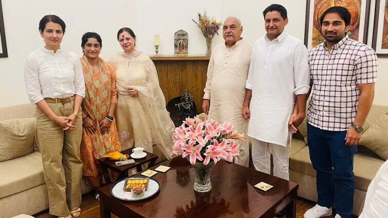 Vinesh Phogat Meets Bhupinder Singh Hooda Joining Congress Harayana Polls Big Claims Ex-CM Vinesh Phogat Joining Congress? Bhupinder Singh Hooda Makes Big Claim Ahead Of Haryana Polls