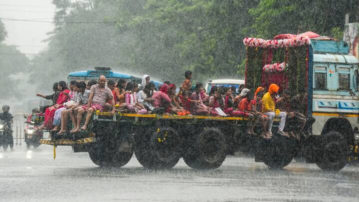 আবহাওয়া দফতর সূত্রে খবর, উত্তর বাংলাদেশে অবস্থান করছে নিম্নচাপ। ধীর গতিতে তা পশ্চিমের দিকে এগোচ্ছে। বাংলার ওপর দিয়ে তা ঝাড়খণ্ডের দিকে যাবে।