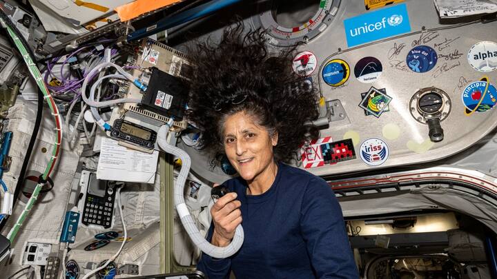 Sunita Williams uses a HAM radio and talks to students from Banda Aceh, Indonesia, answering their questions about life in space and other space-related subjects aboard the ISS | Photo: NASA