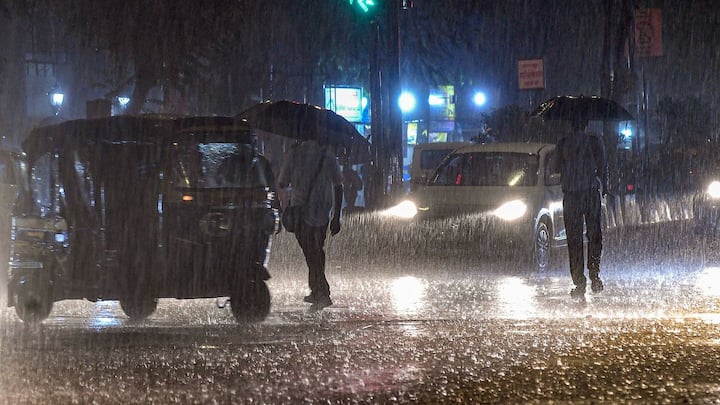 বৃষ্টির সতর্কতা জারি করা হয়েছে উত্তরবঙ্গেও। জলপাইগুড়ি, মালদা, উত্তর ও দক্ষিণ দিনাজপুরে হতে পারে বৃষ্টি। দার্জিলিঙে ভারী বৃষ্টির সম্ভাবনা রয়েছে।