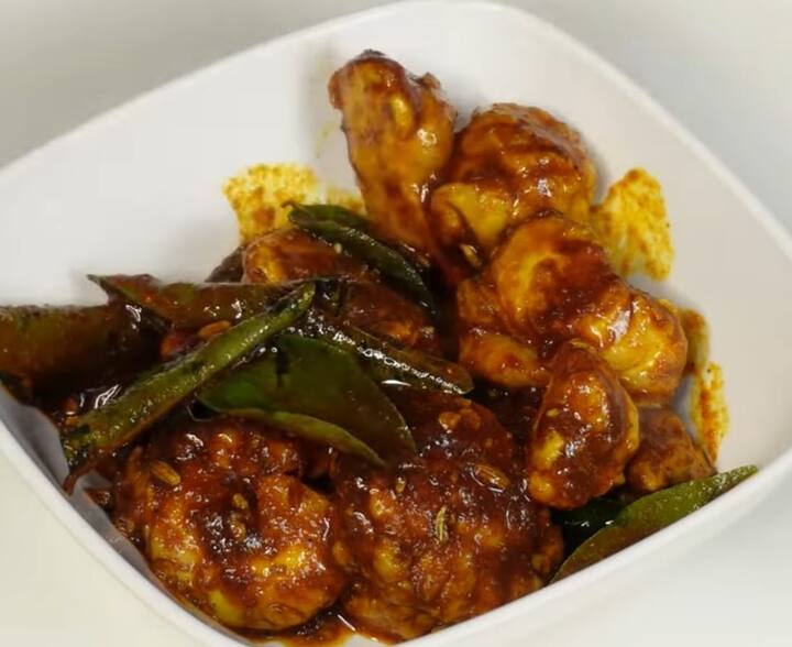 அடுத்தது ஒரு கடாயில் நல்லெண்ணெய் ஊற்றி சூடானதும் , நறுக்கிய சின்ன வெங்காயம், பச்சை மிளகாய், கறிவேப்பிலை சேர்த்து பொன்னிறமாக வதக்கவும்.