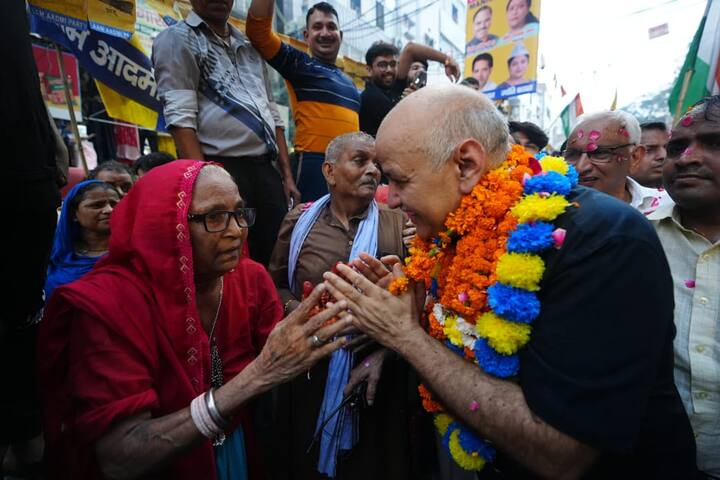 मनीष सिसोदिया ने आरोप लगाते हुए कहा कि आप सब लोग गवाह हैं कि जब अरविंद केजरीवाल बाहर थे तो बीजेपी जिस काम को भी रोकने की कोशिश करती थी, केजरीवाल लड़-लड़कर उसे करवाते थे. लेकिन आज अरविंद केजरीवाल के आठ साल के काम और पिछले एक साल की लड़ाई की तुलना की जाए, तो बीजेपी ने दिल्ली वालों को खूब परेशान किया है. मुझे जेल में डाल दिया, इसका मुझे कोई गम नहीं है.