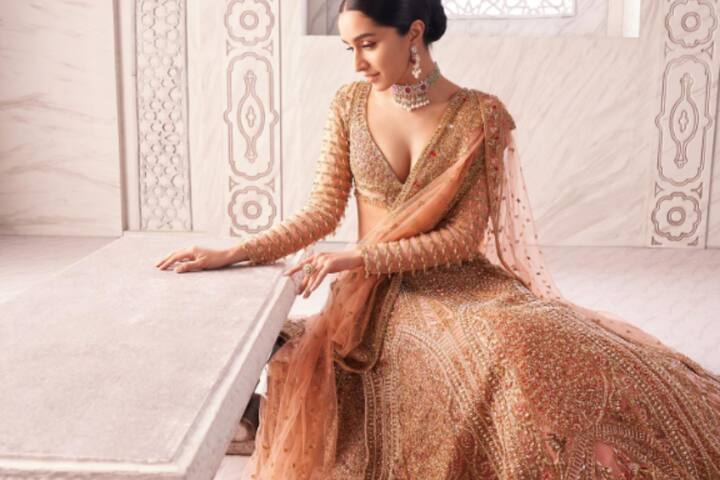 श्रद्धा कपूर का ये लहंगा इस साल जन्माष्टमी पर आप पहन सकती हैं. इन सभी ड्रेस को आप शॉप से खरीदें या फिर कपड़ा लाकर टेलर से बनवा सकती हैं.