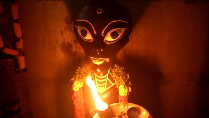 भारत में कई प्रकार के धर्म हैं. उनकी प्रथाएं हैं और उनका पालन किया जाता है. हर धर्म के अपने-अपने त्यौहार भी होते हैं और उनकी पूजा करने का तरीका भी, लेकिन आज हम आपको एक ऐसे भगवान के बारे में बताने जा रहे हैं, जिनके बारे में आपने कभी नहीं सुना होगा ना कभी इस बारे में सोचा होगा.