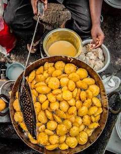 World Vada Pav Day: वड़ा पाव देखते ही डाइटिंग भूल जाते हैं ये स्टार्स, श्रद्धा से शाहरुख तक, लिस्ट में हैं कई बड़े नाम