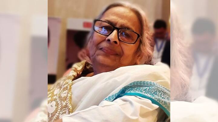 কৌশিক লেখেন, 'আমাদের মা বুলা গঙ্গোপাধ্যায় ১৮ অগাস্ট প্রয়াত হলেন। বয়সজনিত কারণে দীর্ঘ রোগভোগের থেকে মুক্তি পেলেন। আমাদের গড়িয়ার বাড়িতে শেষ দিন অবধি তাঁর প্রিয় ঘর ও প্রিয়জনদের মাঝে থাকার সুযোগ পেয়েছেন মা।'