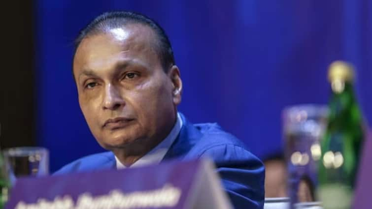 Sebi has barred businessman Anil Ambani and 24 other entities including former officials of RHFL Anil Ambani : उद्योगपती अनिल अंबानींवर सेबीचा सर्जिकल स्ट्राईक; 5 वर्ष शेअर बाजारमध्ये बंदी, 25 कोटींचा दंड ठोठावला