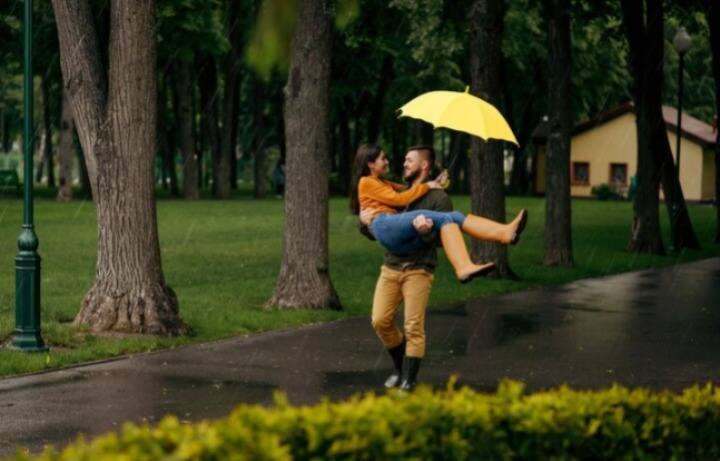 ट्रैवल के पहले आप अपने बैग में बारिश के कपड़े, एक्स्ट्रा अंडरगारमेंट्स, मोजे, टॉवल, सनस्क्रीन, मॉइश्चराइजर जैसी सभी चीजें रख लें.