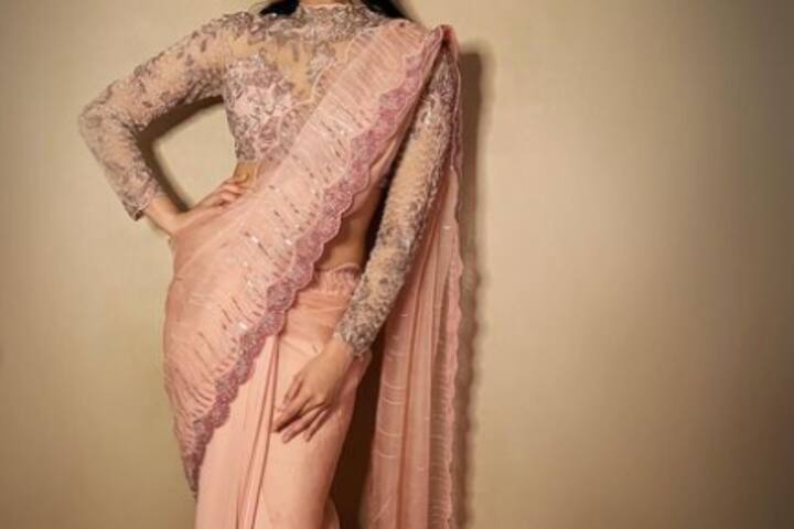 इस जन्माष्टमी पर आप साड़ी पहनना चाहती हैं, तो श्रद्धा कपूर की ये खूबसूरत साड़ी पहन सकती हैं. इसमें आप किसी हसीना से कम नहीं लगेगी.