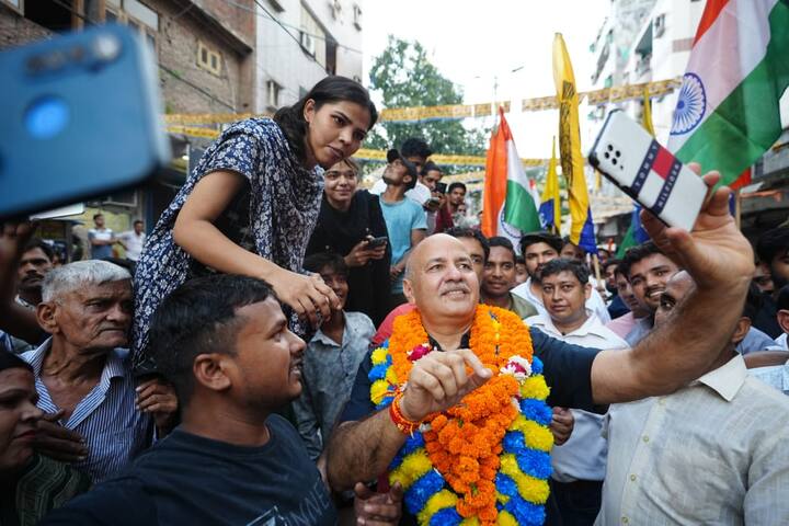 मनीष सिसोदिया ने आरोप लगाते हुए कहा कि अरविंद केजरीवाल को जेल भेज दिया, उन्हें भी इस बात का कोई गम नहीं है. जेल के अंदर से केजरीवाल संदेश भेजते हैं कि मुझे इस बात का गम है कि दिल्ली के लोगों के काम रुकवाने के लिए बीजेपी एक के बाद एक साजिश कर रही है. जब तक केजरीवाल बाहर थे, उन्होंने दिल्ली का कोई काम नहीं रुकने दिया. लेकिन साजिश के तहत उन्हें जेल में डालकर बीजेपी दिल्ली वालों के लिए समस्या खड़ी कर रही है.
