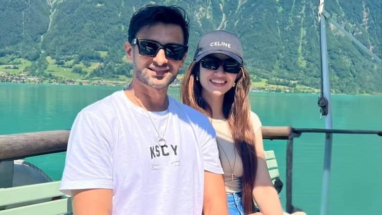 Shoaib Malik Upload picture with his third wife Sana Javed from Switzerland people trolled him badly watch Shoaib Malik: तीसरी वाइफ सना जावेद संग स्विट्जरलैंड पहुंचे शोएब मलिक, लोगों ने लगा दी क्लास