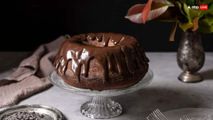 Coffee Cake Recipe: अगर आप भी घर पर कुछ टेस्टी और मीठा बनाकर खाना चाहते हैं, तो कम समय में बनने वाला यह कॉफी केक बना सकते हैं. इसे बनाने का तरीका बहुत आसान है.