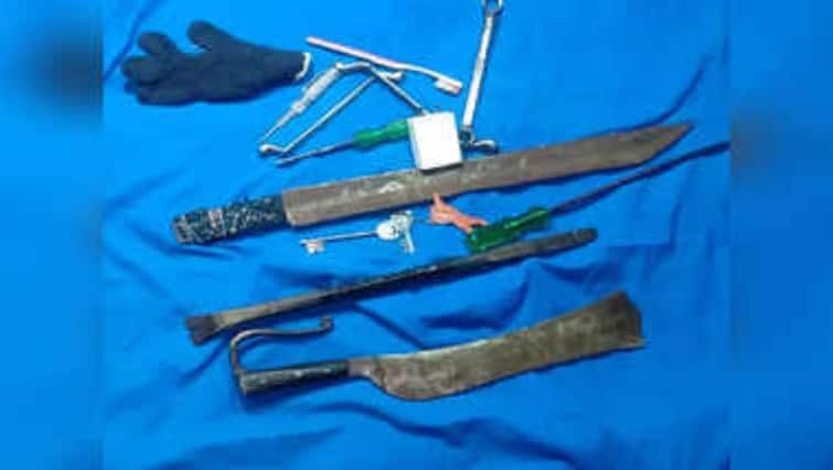 5 people who were roaming around with dangerous weapons were arrested - Police action பயங்கர ஆயுதங்களுடன் சுற்றித்திரிந்த 5 நபர்கள் அதிரடியாக கைது - போலீசார் வேட்டை