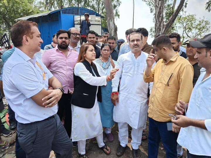 इस दौरान मोहन गार्डन वार्ड में ढलाव घर के बाहर कूड़ों के अंबार को देख कर मेयर भड़क उठीं और उन्होंने मौक़े पर ही कूड़ा प्रबंधन प्राइवेट एजेंसी को पांच दिन के भीतर कूड़ा नहीं हटाये जाने पर उनके खिलाफ सख्त कार्रवाई की चेतावनी दे डाली.