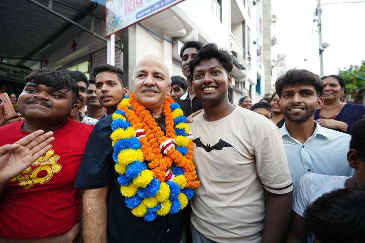 मनीष सिसोदिया ने आगे कहा कि वे खुशकिस्मत हैं कि उन्हें आम आदमी पार्टी में काम करने और दिल्ली जैसे शहर में राजनीति करने का मौका मिला. वे साढ़े 17 महीने जेल में रहकर हैं और वे पहले से ज्यादा मजबूत होकर बाहर आये हैं. उन्होंने कहा कि जब लोग जेल में गलत करके जाते हैं तो मुरझा कर आते हैं. लेकिन इतिहास गवाह है कि जब भी सत्ता में बैठे लोग किसी के साथ गलत करते हैं और उसे जेल में भेजते हैं तो वो और मजबूत होकर बाहर आता है. उन्होंने कहा कि आजादी की लड़ाई में अंग्रेजों ने हमारे स्वतंत्रता सेनानियों पर बहुत जुल्म ढाए और उन्हें जेल में डाल दिया. लेकिन एक भी स्वतंत्रता सेनानी मुरझाया नहीं, बल्कि और मजबूती से बाहर आकर लड़ाई लड़ी और देश को आजाद करवाया.