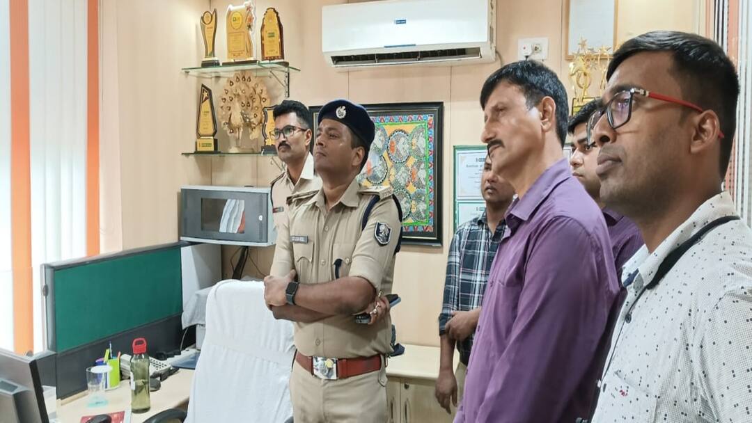 Bihar News: सारण में आईडीबीआई बैंक से लूटे गए नौ लाख रुपये बरामद, हथियार के साथ पांच गिरफ्तार saran news Rs 9 lakh robbery from IDBI Bank recovered five arrested with weapons Bihar News: सारण में आईडीबीआई बैंक से लूटे गए नौ लाख रुपये बरामद, हथियार के साथ पांच गिरफ्तार